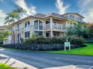 Breathtaking Ocean Views and Spacious Lanai - Charming Beach Haven