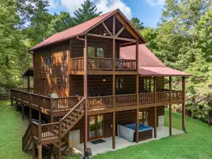 Stunning Mountain Retreat with Game Room and Hot Tub - Cozy Luxury Escape