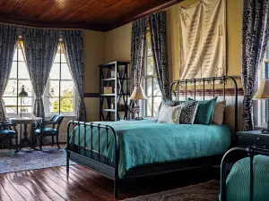 Charming Historic Getaway with Scenic Trails and Fire Pit - Cozy Retreat
