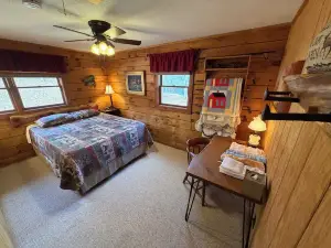 Lakefront Cabin-Giant Covered Porch-Gourmet Kitchen. Boulder Fire Pit! Bliss!!