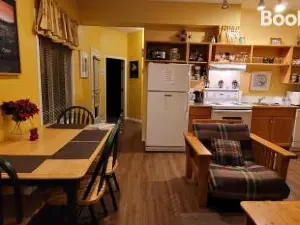 Vacation Homes by the Bulldog- Berker's Suite A