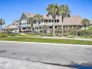 Seabrook Island Condo about Half-Mi to Beach!