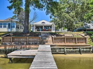 Riverfront Cottage: Fire Pit & Kayaks