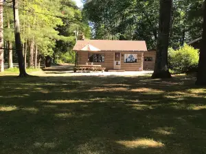 Authentic Log Cottage on Wolf Lake