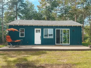 Charming Cabin Overlooking Rush Lake
