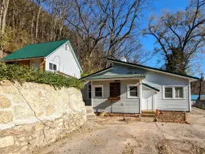 Hygge Hideaway. Pet friendly, cozy retreat & 3 minute walk to the river!