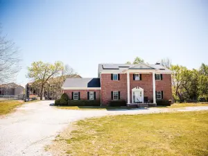 Spacious Home near MSSU College, Sleeps 21, Games, Cornhole, Large Kitchen