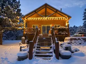 Quiet, Cozy and Quaint Log Cabin Living!