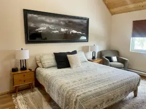 Hot Tub and Scenic Wildlife View - Cozy Mountain Retreat
