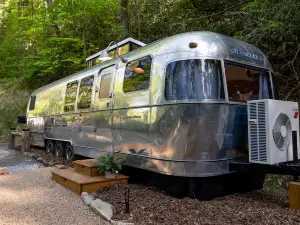 Airstream w Bathtub, River, & Hot Tub