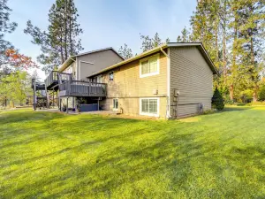 Nine Mile Falls Hideaway: Scenic Retreat on River