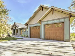 Stunning Valley Home w/ Furnished Deck & Mtn Views