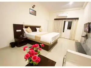 Goroomgo Nath Palace Varanasi - Full Air Conditioned - Excellent Location