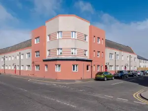 Spacious 3 BED House With Parking