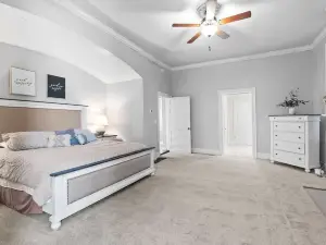 Locally Owned Historic Pope House: Brbntrail FunZone! 3900Sqft! Hottub! Fishing!