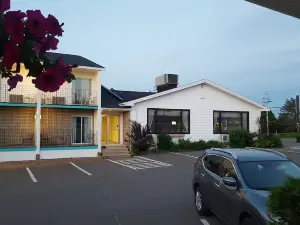 Four Seas Beach Motel