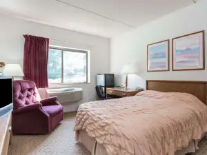 Super 8 by Wyndham Groton