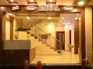 Hotel Royal Palace - 150 Meters from Mahakal Temple