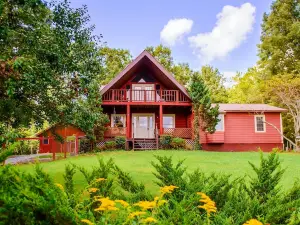 Spacious Brimstone Cabin w/ Hot Tub!