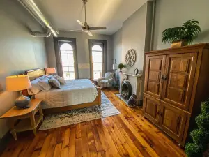 The Happy Place, a charming 2-bedroom apartment in Uptown Circleville