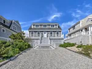 Stunning Oceanfront Escape with Central AC - Exquisite Beach Haven