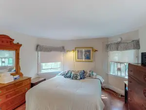 Century-old lakefront Victorian on a private island with boats & beach - dogs OK