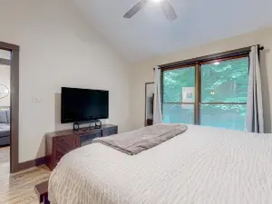 Waterfront cabin with private hot tub, fireplace, pool table, grill & firepit