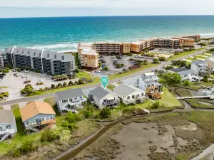 Coastal Retreat with Direct Access and Scenic Views - Serene Escape