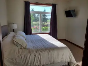 Quiet cul-de-sac home with golf course views