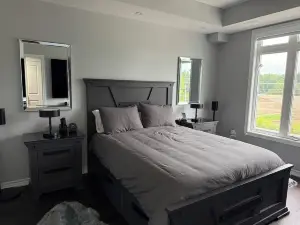 Elegant 2-bedroom townhome in Pickering with AC Free Wifi and Parking included