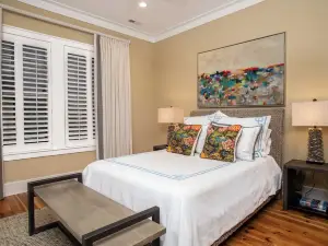 The Boathouse at River Dunes, Private Coastal Retreat with Pool & 4 Guest Houses