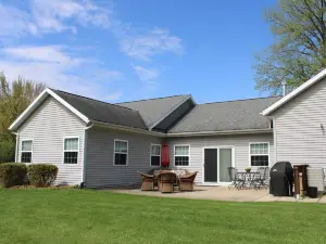 Charming 3-bedroom house: Winona Lake Front