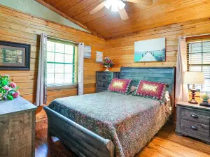 Kilgore Gem: Pet-Friendly Cabin w/ Duck Pond!