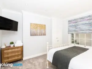 Boutique Basement 1 Bed Flat, Central Location, Free Parking, Wi-Fi, Sky, Netflix