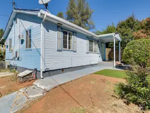 Pet-Friendly Oroville Cottage w/ Yard & Grill!