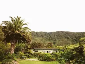 Lanza Retreat - Penzance Bay, Tennyson Inlet Home