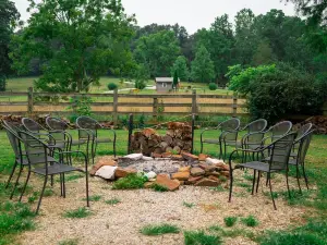 The Lodge - Cozy Farm Stay with Hot Tub & Breathtaking Views 10 Min to FL & Wbs