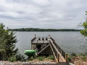 Lake Escape has it ALL--Deep water, panoramic views, POOL, main lake!