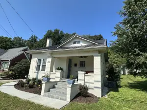 New Downtown Irvine 3/2 home w/king bed. Near Red River Gorge, Berea, Lex.