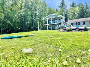 Lakefront, gameroom,Air Conditioner,firepit, kayaks, canoes, frog mat,pedal boat