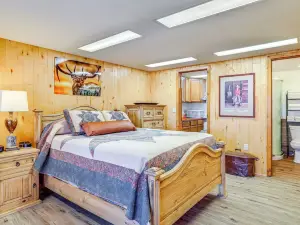2 Mi to Main Street: Mtn-view Escape in Lander!