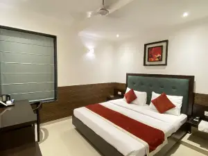 Status Business Hotel - Naveen Market