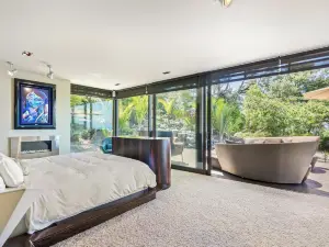 Exclusive Jacuzzi Suite - Ocean Views & Beach
