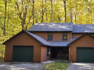 Woods Way Hideaway - minutes from Petoskey & Harbor Springs - close to beaches, skiing & more!