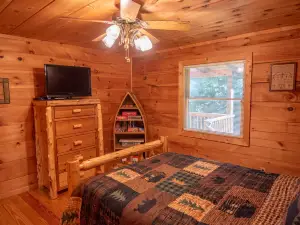 Cozy Retreat - Hot Tub, Fireplace, Fire Pit, Grill, WiFi