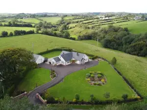 Dungannon 2 Bed Bungalow - Sleeps 5 - Pet Friendly