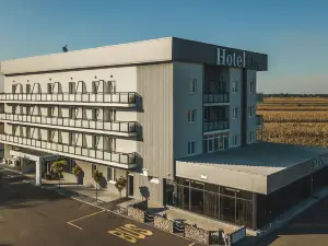 HOTEL RIVER