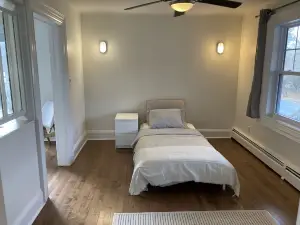 Charming 2-bedroom Cape Cod style Inn  in Musquodoboit Harbour with WiFi, AC