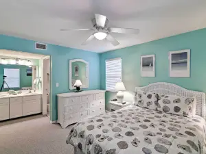 Beachfront Cedar Key Condo w/ Pool, Spa & Views!