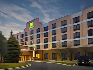 Holiday Inn & Suites Bolingbrook